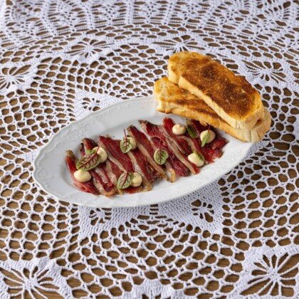 Карпаччо из вяленой утки, с чесночным айоли