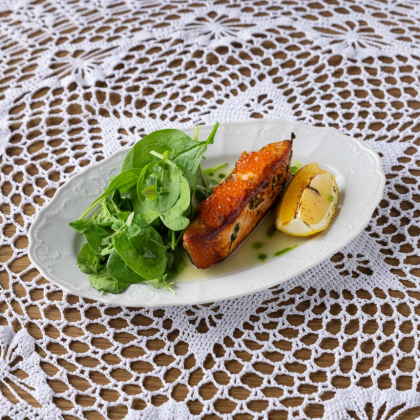 Лосось с икрой и лаймовым соусом