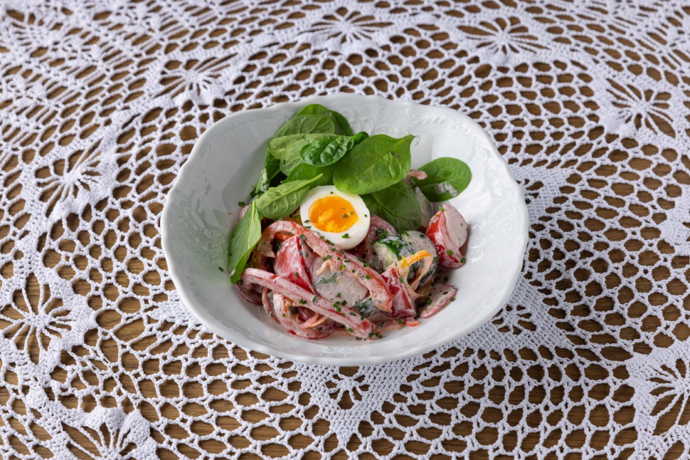 Салат овощной по-деревенски, со сметаной и яйцом