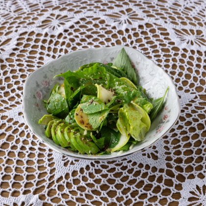 Большой зеленый салат