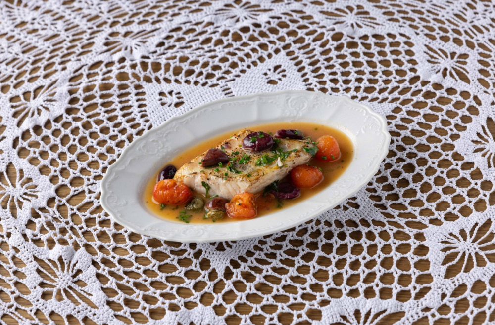 Судак по-купечески, с томатами, каперсами и оливами