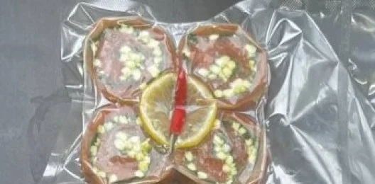 Рулет из кеты с сыром и шпинатом, кг