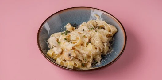 Паста Феттучини с курицей и грибами