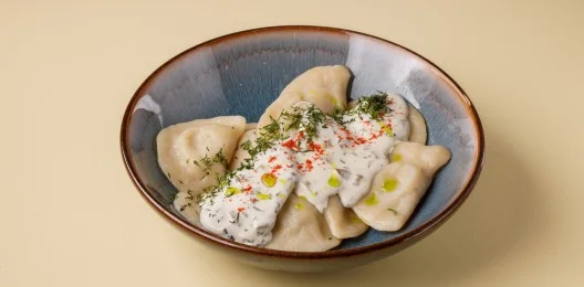 Вареники с картошкой, луком и грибным соусом