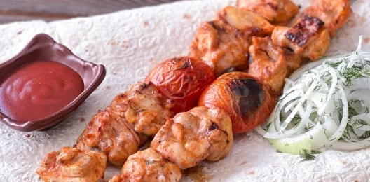 Летний шашлык с курицей и помидором