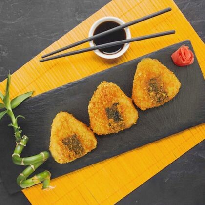 Онигири лосось, курица, бекон.