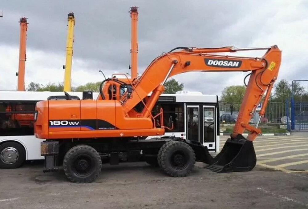 Колесный экскаватор Doosan 180