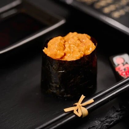 Гункан с лососем и соусом спайси