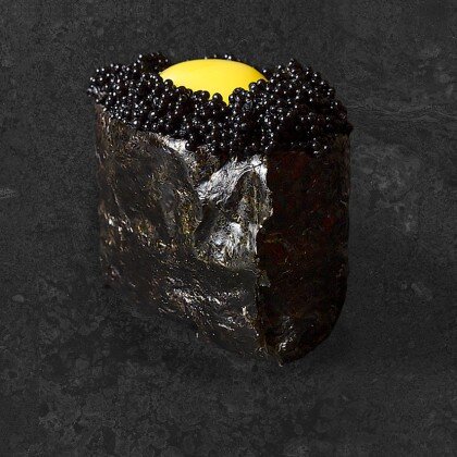 Суши «Тобико» с перепелиным яйцом (чёрная)