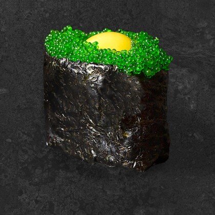 Суши «Тобико» с перепелиным яйцом (зелёная)