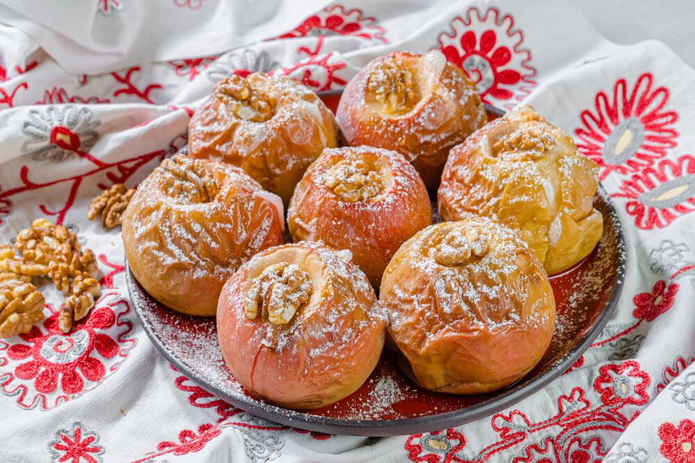 Печеные яблоки фаршированные медом и грецкими орехами с доставкой