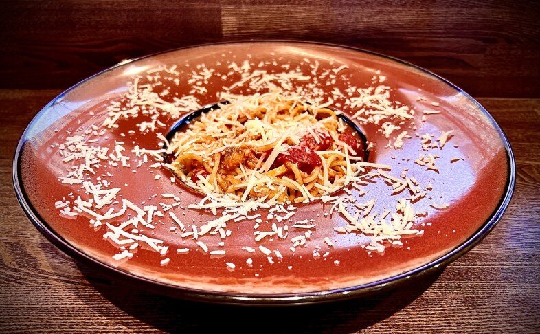 Спагетти с морепродуктами в томатном соусе