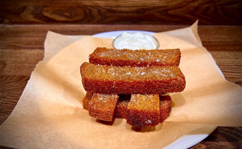 Гренки чесночные с соусом Цезарь