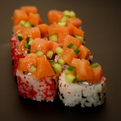 РОЛЛ С ШАПКОЙ ИЗ ЛОСОСЯ 250 ГР