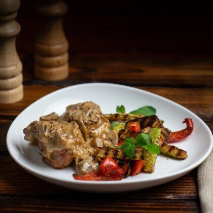 Медальоны из свинины с овощами гриль