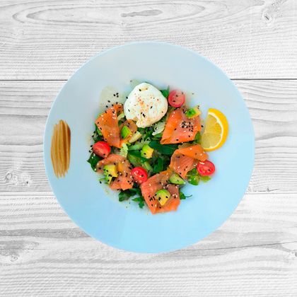 Салат с красной рыбкой и авокадо