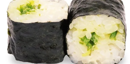 Ролл Чука с ореховым соусом