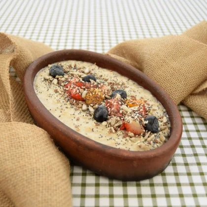 Каша овсяная с ягодами и злаками