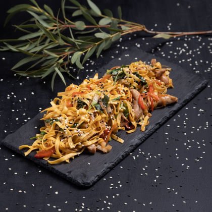 ВОК ЯИЧНАЯ ЛАПША С КУРИЦЕЙ И СОУСОМ ХОЙ СИН