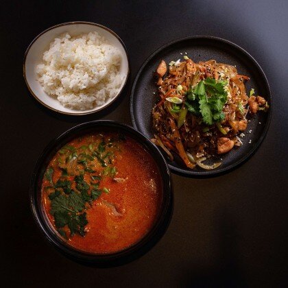 ТОМ ЯМ С КУРИЦЕЙ (1/2 порции) + ЛАПША РИСОВАЯ С КУРИЦЕЙ