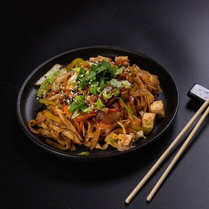 ВОК ЯИЧНАЯ ЛАПША С ТОФУ И СОУСОМ ХОЙ СИН