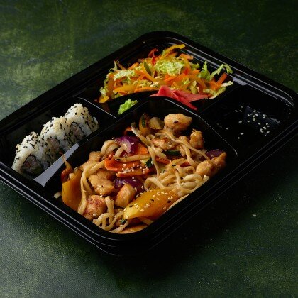 №1 Лапша с курицей и калифорния (мисо/кимчи/куриный суп, компот/чай)