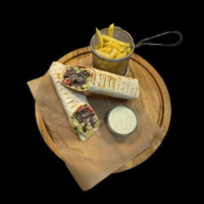 Шаверма с говядиной, картофелем фри и соусом