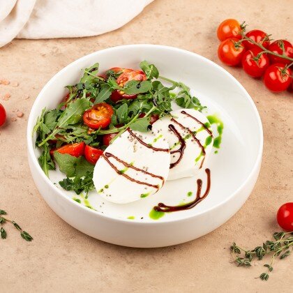 Моцарелла с томатами черри и соусом песто