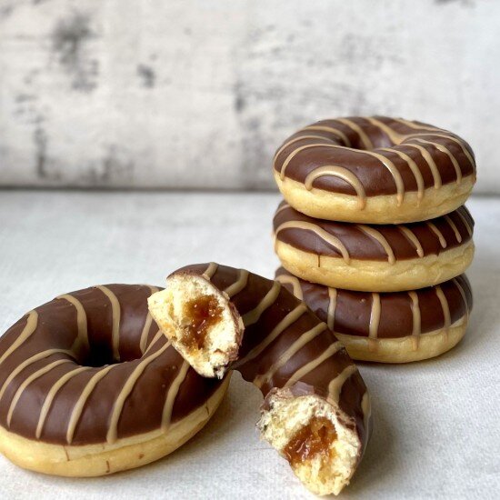 Пончик с карамельной начинкой