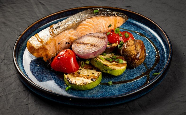 Стейк из лосося с овощами