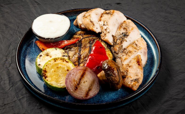 Куриное филе с овощами с соусом Дзадзыки