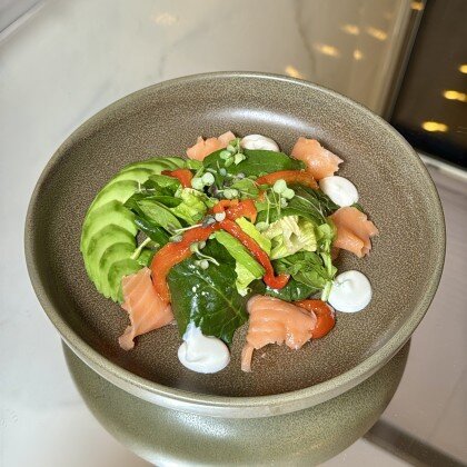 Салат с лососем копченой сметанойи соусом юдзу