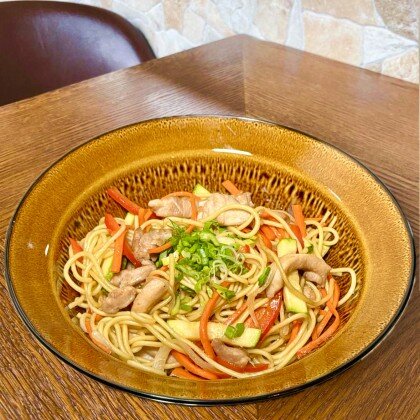 Яичная лапша с курицей и сладким чили