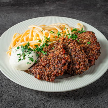 Печеночные оладьи, подаются с гарниром