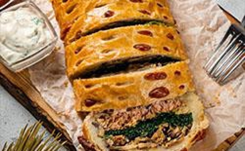 Кулебяка с форелью и шпинатом