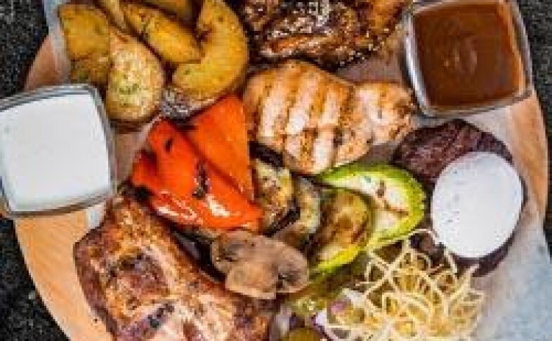 Ассорти Мясное из горячих блюд с овощами на гриле