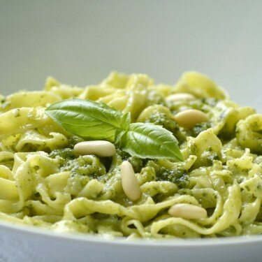 С беконом, соусом песто и кедровым орехом