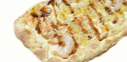 Пицца с креветками и ананасом