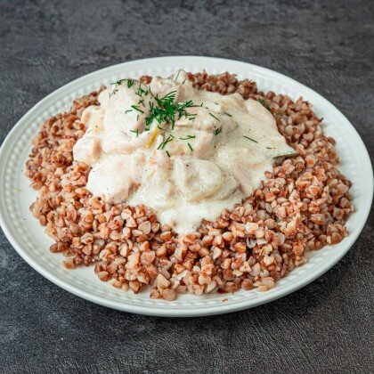 Курица по-строгановски тушенная с грибами и луком, подаётся с гарниром на выбор