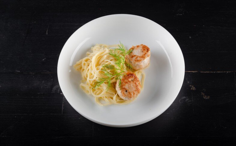 Макароны с котлетами из индейки