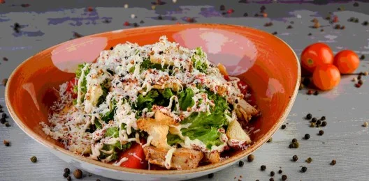 Салат «Цезарь» с курицей и беконом