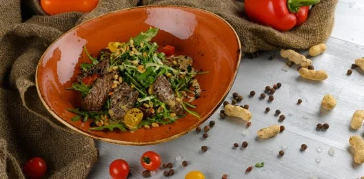 Салат с руколой и телятиной