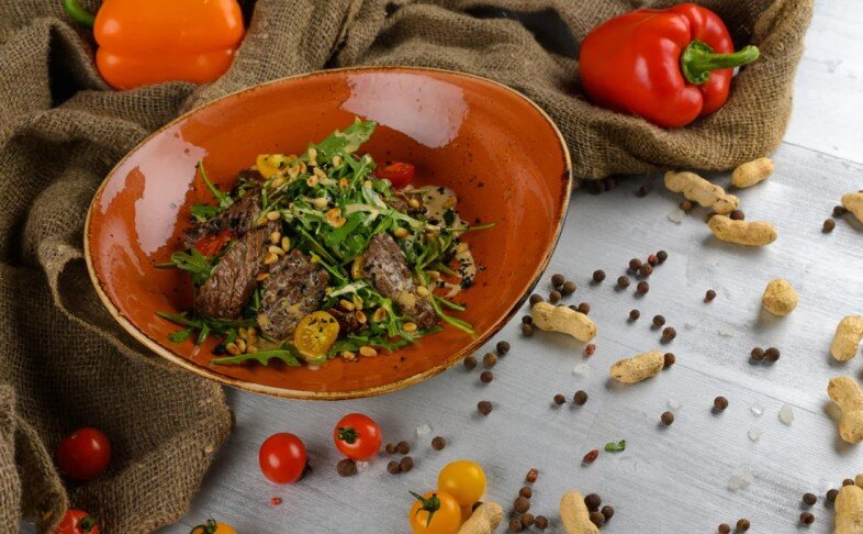 Салат с телятиной, индейкой и руколой