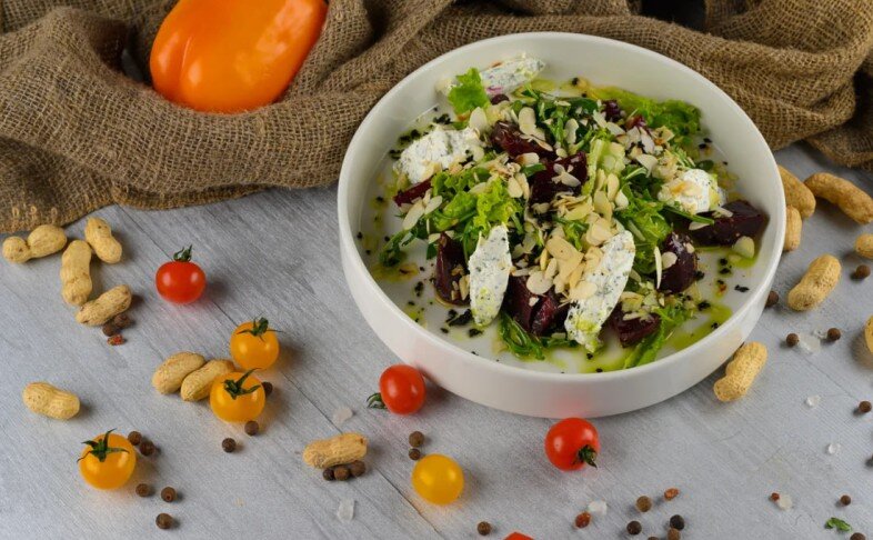 Салат со свеклой и творожным сыром