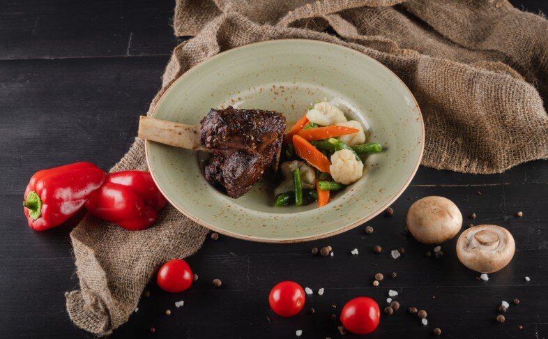 Томленый ягненок с овощами на гриле