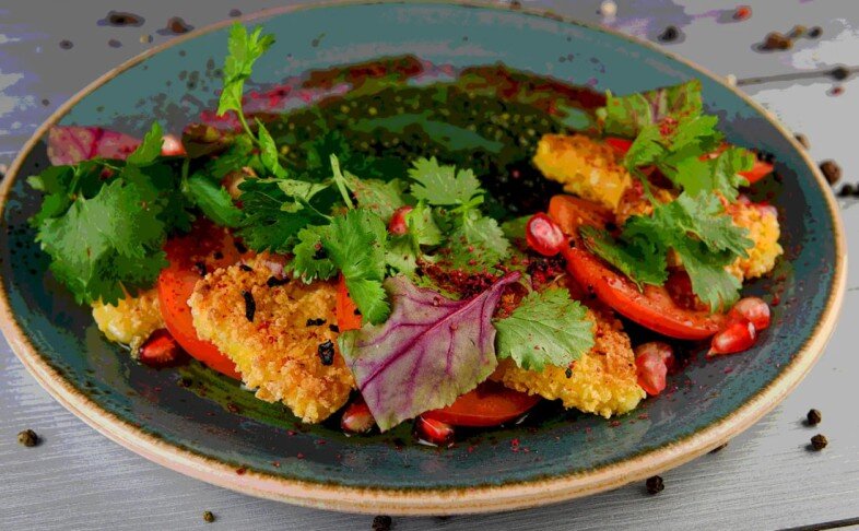 Салат с жареным сулугуни с томатами и песто