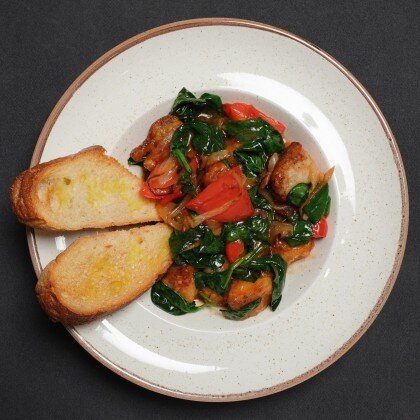 Морской окунь с овощами и шпинатом