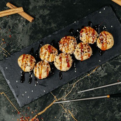 Запечённый ролл с угрем и лососем внутри