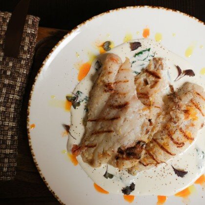 Филе окуня на шпинатно-сливочной подушке