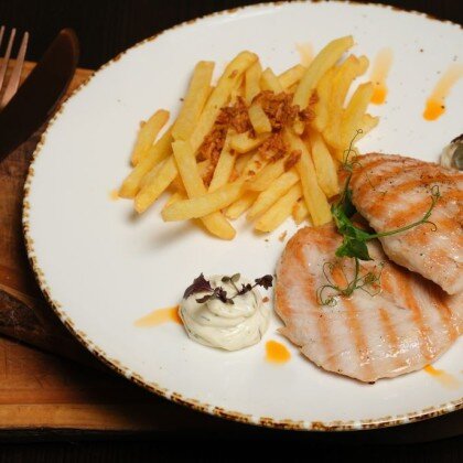 Стейк из филе индейки с картофелем фри